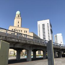 象の鼻パークから、横浜税関を背景に