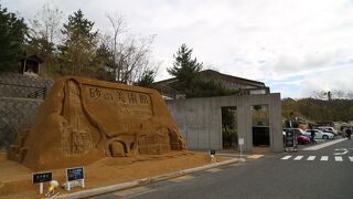 砂だけで作られた彫刻は一見の価値あり