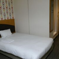 部屋。ツイン。もう一つのベッドは撮りきれませんでした