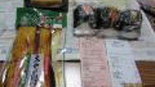 海苔手巻きおにぎりが美味しく、漬物が豊。