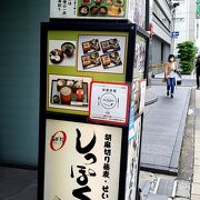 お隣はバンコク銀行。「ふわっくま」さんおススメの蕎麦屋さん。