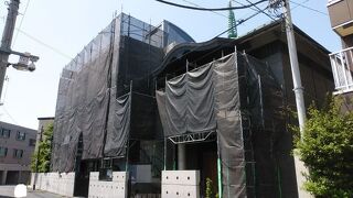 近代的な建物の寺院