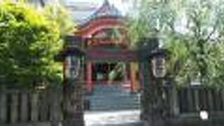 朱色を使ったお堂の建物が特徴的