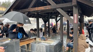 昼も夜も活気があり密な感じの湯畑です。