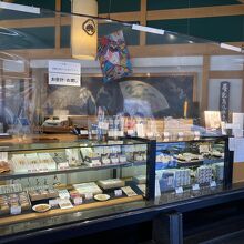 和菓子売り場はビニールシートで仕切られています。