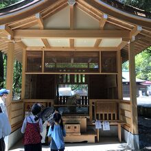 参道にある「神馬」の舎