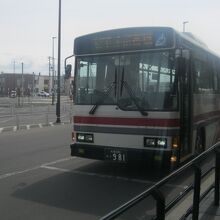 滝川駅前に到着した新十津川町役場行きバスの様子