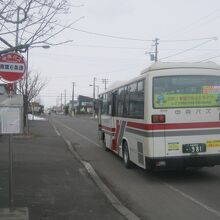 青葉6条通で下車。ここから駅跡までは徒歩7～8分程度の距離。