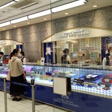 メトロ銀座駅を上がるとショップがあります