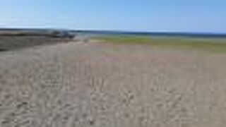 柏崎駅から徒歩15分強のところに位置する比較的綺麗な砂浜