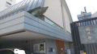 現代的な本堂をもつお寺