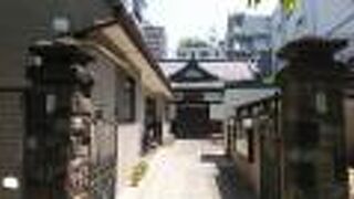 向かいの本誓寺の子院