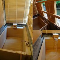 川沿いの静かな半露天風呂