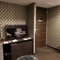 出入り口とTVなど