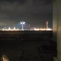 部屋からの眺望。空港方面は見えますが機体は見えません。