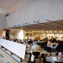 2階の一角にあるカフェ「アアルト」