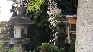 苔むした姿の水掛不動尊が有名です。