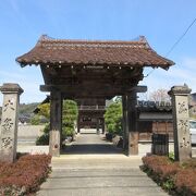 白壁の町の東端に建つ曹洞宗のめいさつ