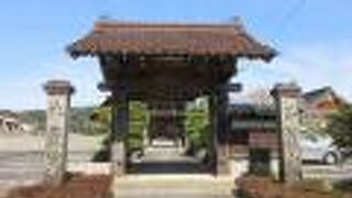 白壁の町の東端に建つ曹洞宗のめいさつ