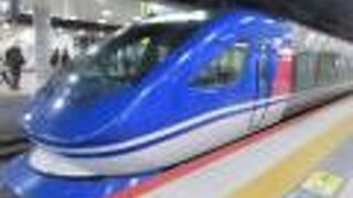 スマートな青いボディの倉吉駅発京都行き特急列車