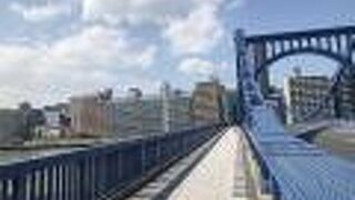 迫力満点の青い橋