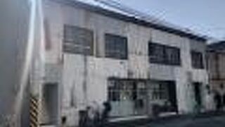 古いアパートを改装した施設。個性的なショップとカフェが入居しています。