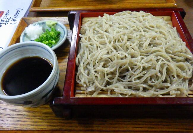 汁は薄めでつるつるとした食感のそばでした