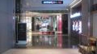 新しくて綺麗な近代的な建物