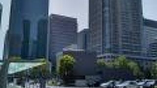 見渡しの良い東京駅丸の内駅前広場に