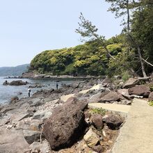 海岸に沿って道がある