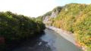 自然あふれる大自然を流れる川