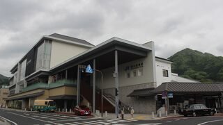JR高梁駅と一体となった図書館の中にあります