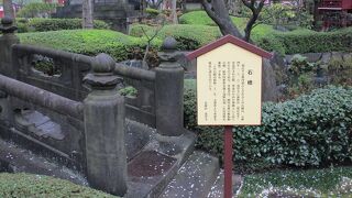 浅草寺の境内にある古い橋