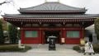 浅草寺の本堂の左手にあります