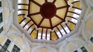 稲穂を持つ鷲が舞う