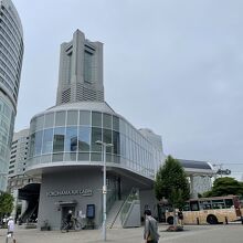 桜木町駅前の様子。目の前に横浜エアキャビンの建物が見えます。