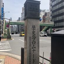 こういう石柱がたくさんあります