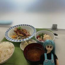 ある日の日替わり定食。魚メインでした。