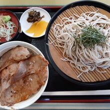 豚肉のみそ焼き丼とお蕎麦のセット