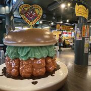 入ってすぐの巨大バーガーに座りたい！ベイエリアにある大型店舗マリーナ末広店でチャイニーズチキンバーガーをテイクアウト！！