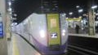 【窓枠にかからない席（指定席の場合）】帯広方面へ向かう場合は奇数番、札幌方面へ向かう場合は偶数番の席を取ると良い