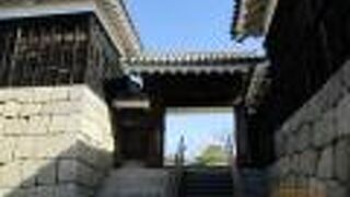 天守へと続く門