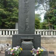 今年一番の話題の人、渋沢栄一は谷中墓地に眠る。徳川慶喜の墓に向いているという。