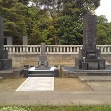 とにかく広い渋沢家の墓地の中、中央から一つ左が栄一の墓