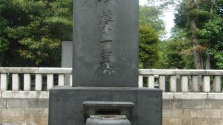 今年一番の話題の人、渋沢栄一は谷中墓地に眠る。徳川慶喜の墓に向いているという。