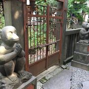 富士山の溶岩で作られた富士塚