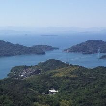頂上展望台から瀬戸内海の島々をのぞむ。安芸灘大橋もみえる。