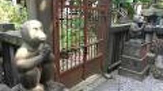 富士山の溶岩で作られた富士塚