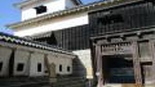 筋鉄門から続く塀