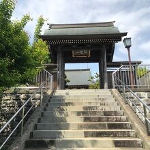 山門の先に本堂が見える